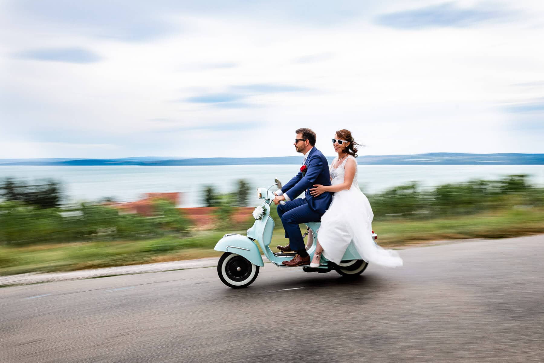 Hochzeitspaar auf einem Roller am Bodensee